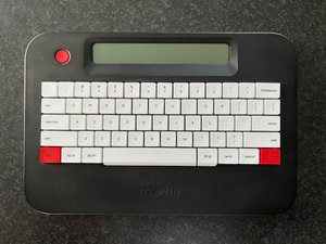 En bild på en Freewrite Alpha digital skrivmaskin.