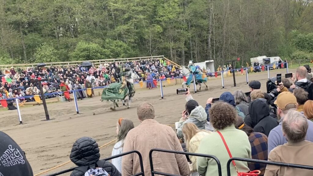 Två riddare möter varandra i tornerspelen på Hovdala slott den 16 maj 2026.
